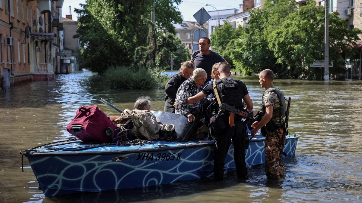 Evacuadas más de 2.700 personas de zonas inundadas junto a represa ucraniana de Kajovka