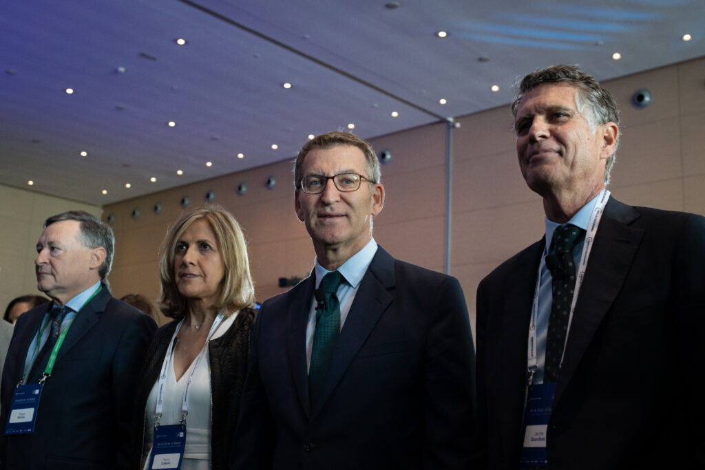 El presidente del Cercle d'Economia, Jaume Guardiola (1d), y el líder de PP, Alberto Núñez Feijóo (2d), durante la última jornada de la 38 reunión del Cercle d’Economia.