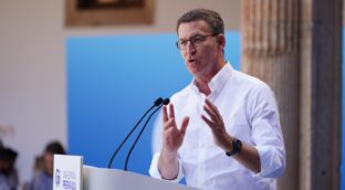 Feijóo cede a las presiones de la CEOE y no tocará la reforma laboral: «Es buena»