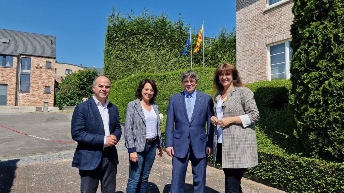 La nueva presidenta del Parlament se reúne con Puigdemont en su primera visita oficial