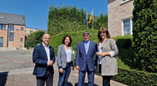 La nueva presidenta del Parlament se reúne con Puigdemont en su primera visita oficial