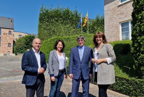 La nueva presidenta del Parlament se reúne con Puigdemont en su primera visita oficial
