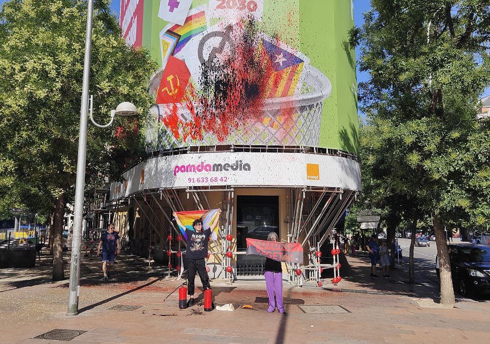 Lanzan pintura sobre la lona de Vox contra el colectivo LGTBI y el partido responde