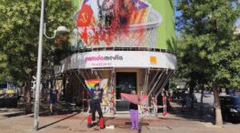 Lanzan pintura sobre la lona de Vox contra el colectivo LGTBI y el partido responde