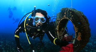 Cientos de voluntarios recogen 1.400 kilos de residuos en las costas andaluzas