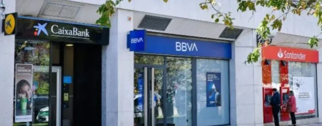Los bancos españoles dan un giro y cierran la cuarta parte de sus oficinas en el extranjero