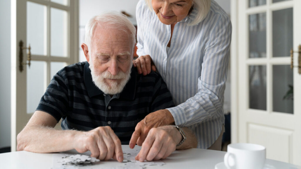 Un hombre mayor con Alzheimer