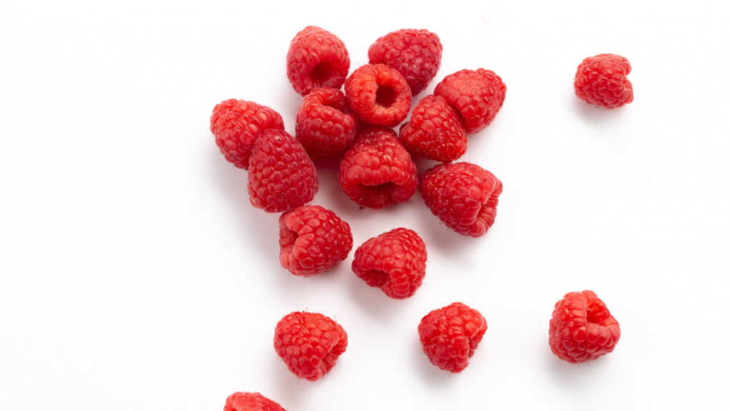 Un puñado de frambuesas, frutas ricas en vitamina C