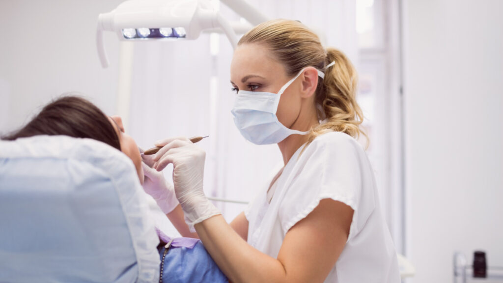 Una dentista atiende a una paciente en una clínica
