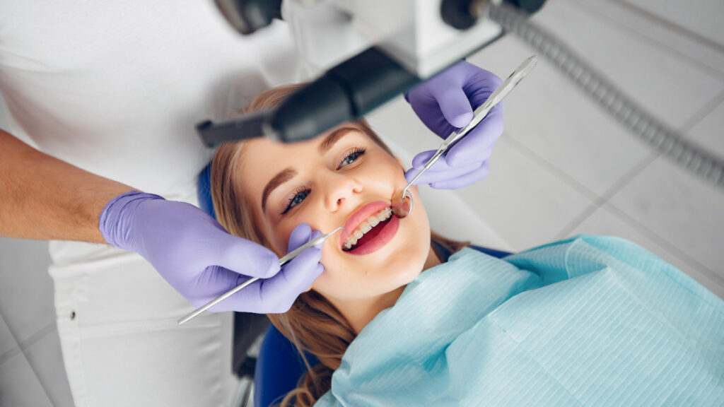 Una mujer joven en el dentista se trata de caries