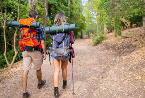 Así es cómo debes planificar tu primera excursión de senderismo, según una experta