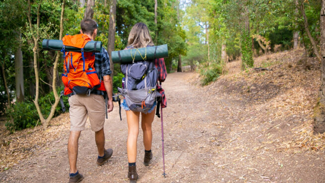 Así es cómo debes planificar tu primera excursión de senderismo, según una experta