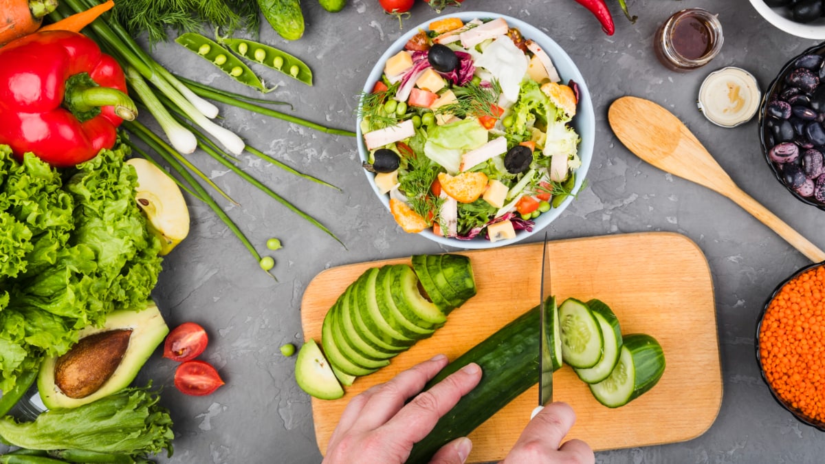 Una persona prepara una ensalada