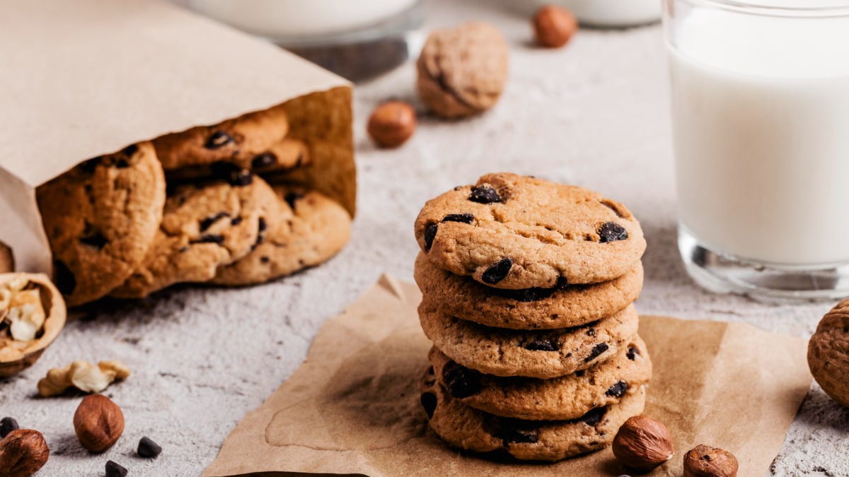 Unas galletas con chocolate y un vaso de leche