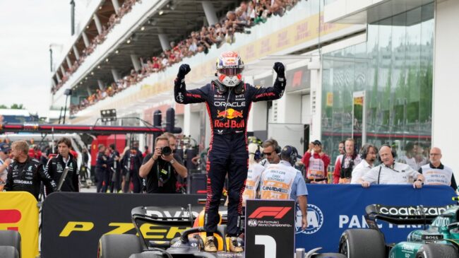 Alonso vuelve al podio en otra exhibición de Red Bull