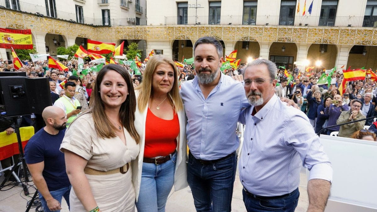 Abascal sacrifica a su polémico portavoz valenciano para facilitar el pacto con el PP