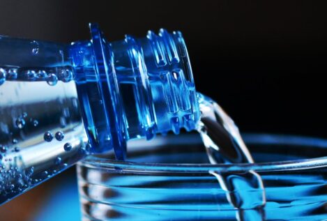 ¿Es una alternativa saludable beber agua con gas? Esto dice la ciencia