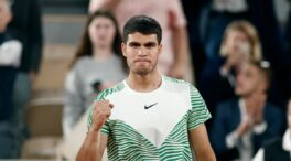 Alcaraz barre a Shapovalov y pasa a octavos de final de Roland Garros