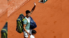 Carlos Alcaraz cae ante Novak Djokovic en las 'semis' de Roland Garros con problemas físicos