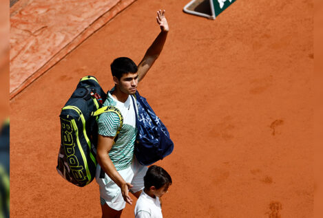 Carlos Alcaraz cae ante Novak Djokovic en las 'semis' de Roland Garros con problemas físicos