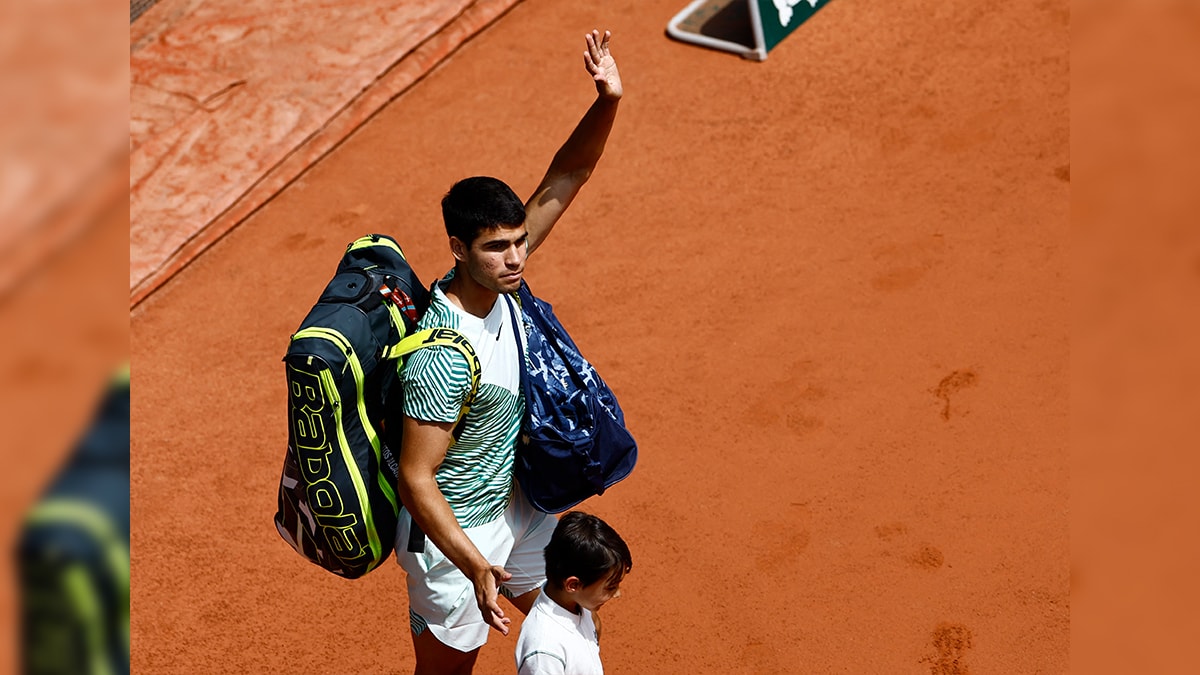 Carlos Alcaraz cae ante Novak Djokovic en las ‘semis’ de Roland Garros con problemas físicos