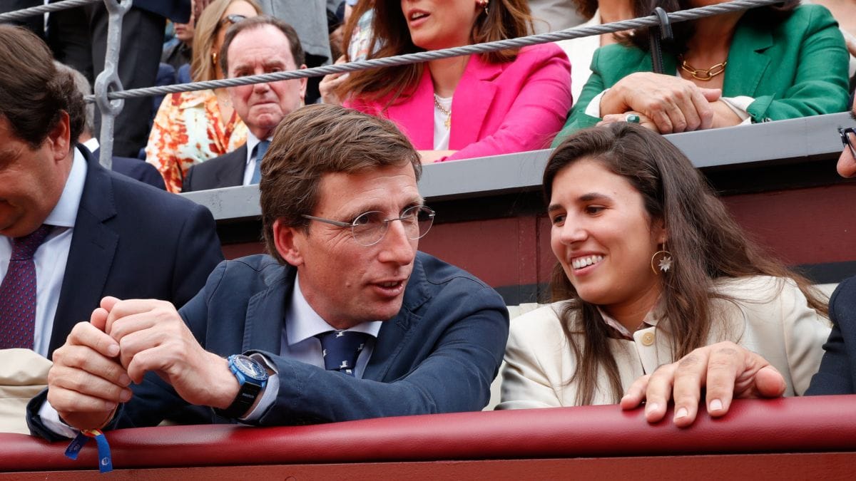 Almeida va a una corrida de toros con su nueva novia, una joven pariente de los Borbón