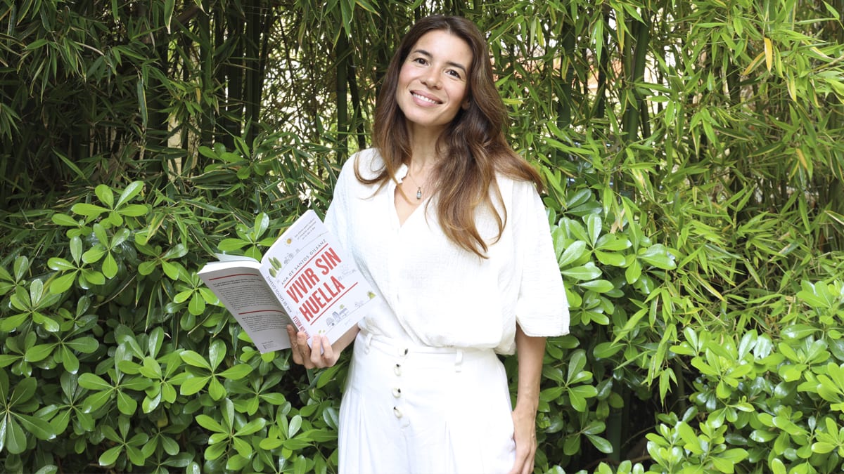 Ana de Santos con su libro 'Vivir sin huella'. (Fuente: Paloma Pacheco Turnes)