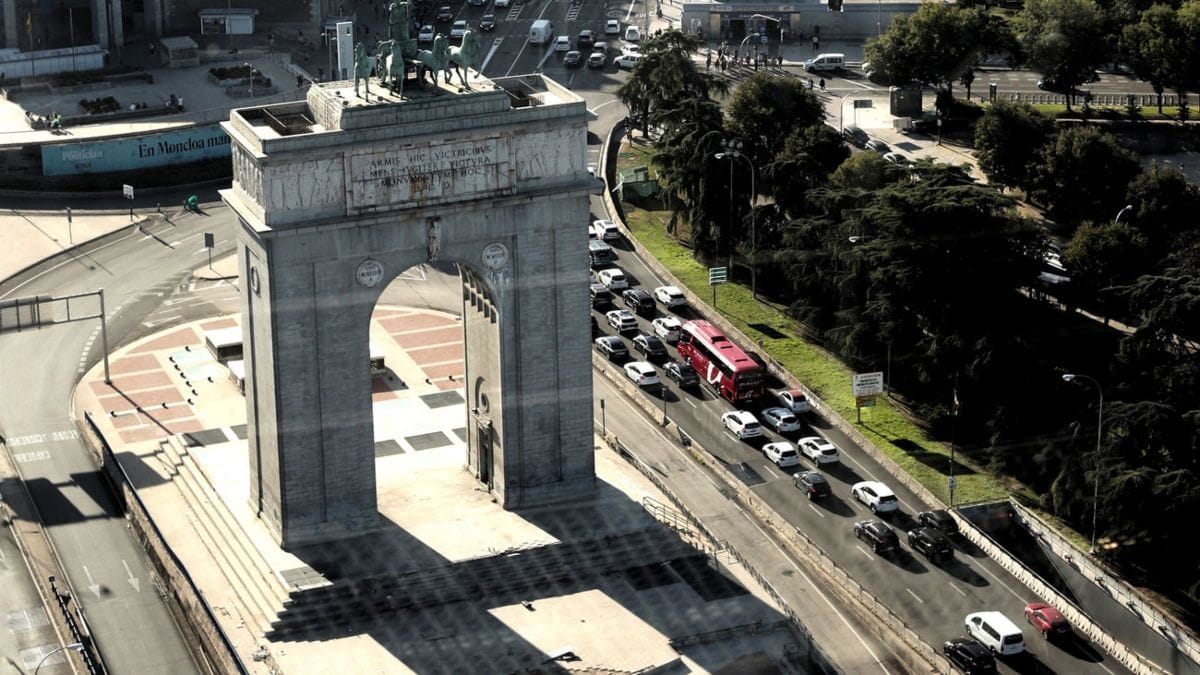 Las víctimas del franquismo denuncian a la Complutense por amparar el Arco de la Victoria