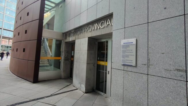 Una mujer se enfrenta a diez años de prisión por incendiar la puerta de su vecina, de 99 años