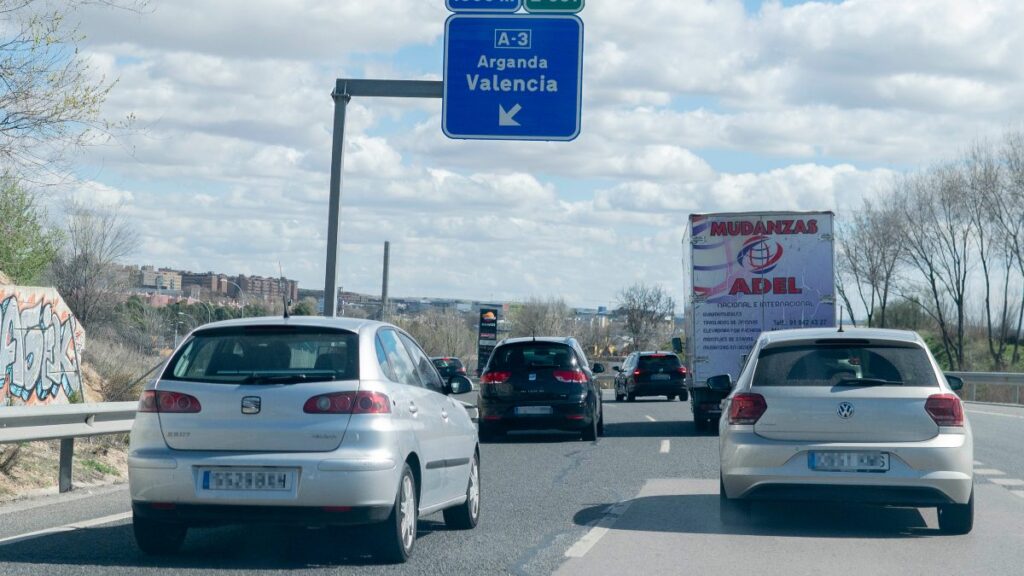 Caravana de coches en la A3, Madrid.