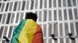 El único ayuntamiento cántabro con pacto PP-Vox cuelga en su fachada la bandera LGTBI