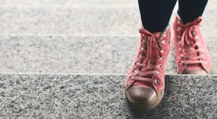 El secreto de las manchas oscuras en el granito