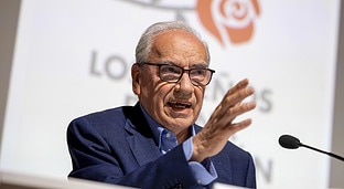 Guerra carga contra los pactos de Sánchez en un acto con González que ensalza al viejo PSOE