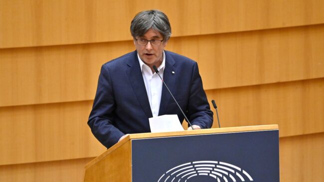 Emisarios del Gobierno tantean a Puigdemont con el indulto y grupo parlamentario para Junts