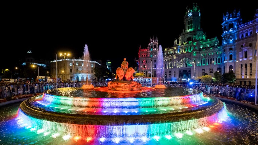 La fuente de Cibeles iluminada con los colores del la bandera LGBTIQ+