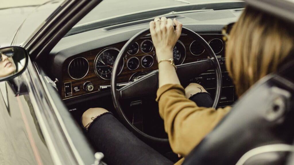 Una mujer conduciendo.