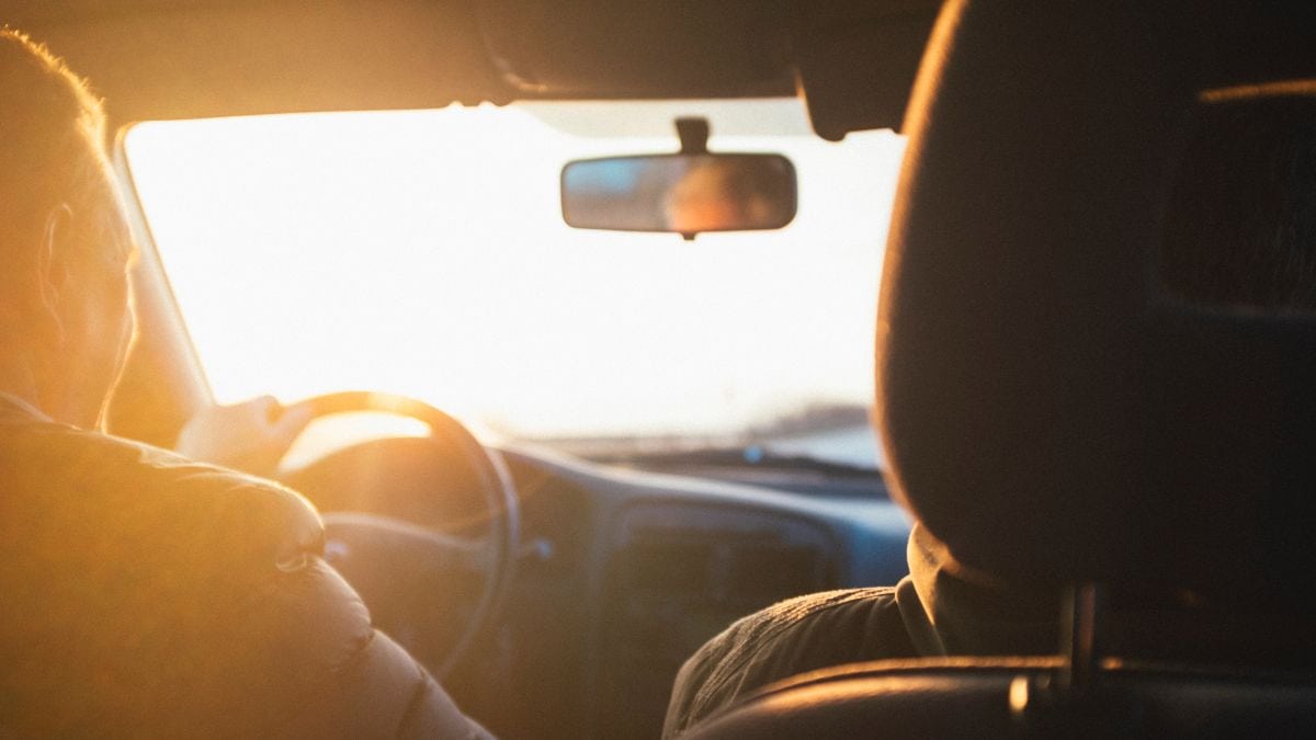 Dos personas en un coche.