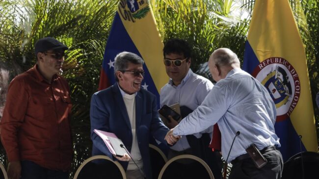 Colombia y el ELN acuerdan un alto el fuego bilateral a nivel nacional durante seis meses