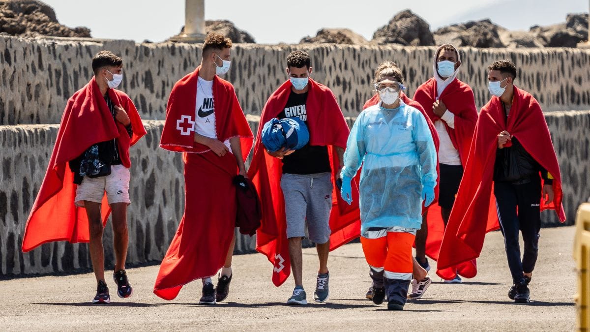 Un cayuco con 121 personas en El Hierro eleva a 233 las llegadas a Canarias este jueves