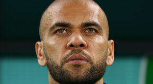 Hagamos de Dani Alves un presunto pero simpático violador