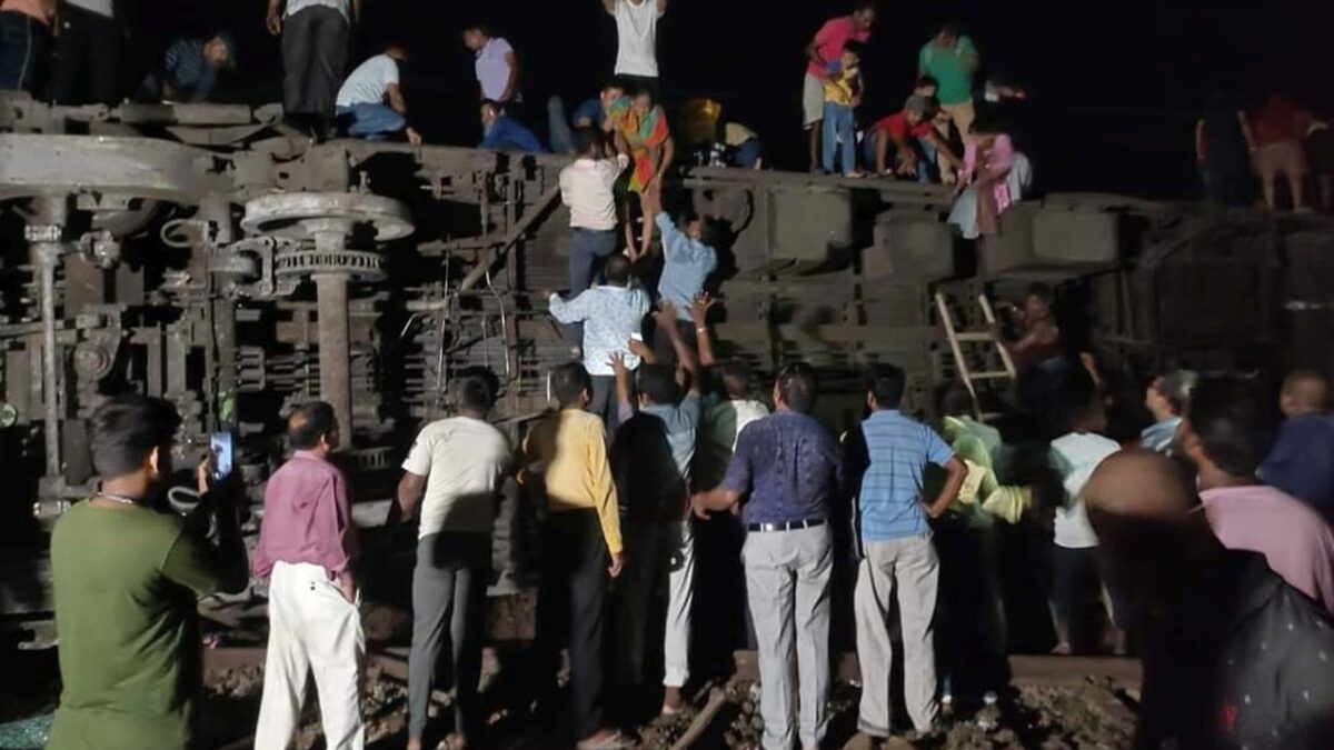 Tragedia ferroviaria en el este de India: los muertos ascienden a 261  por un accidente