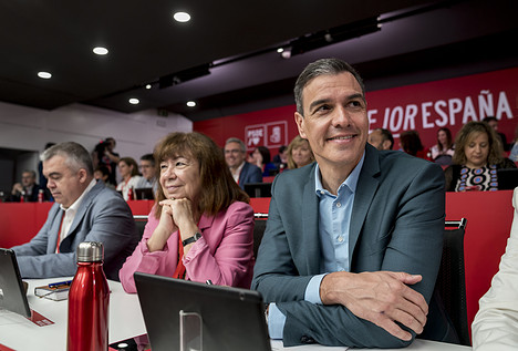 Clamor en el PSOE contra el dedazo de Sánchez en las listas: «Se ha cargado el partido»
