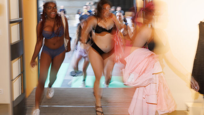 Locura en Madrid: cientos de personas se 'desnudan' por conseguir ropa gratis