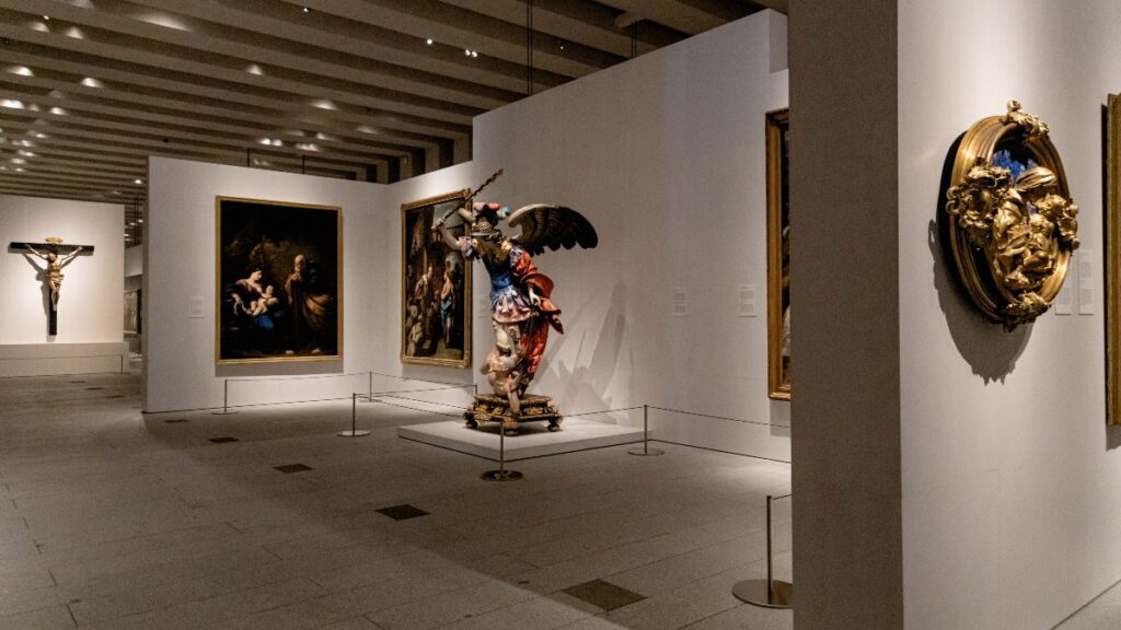 Esculturas y cuadros expuestos en la Galería de las Colecciones Reales. 