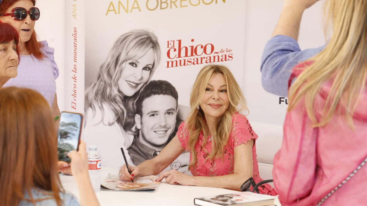 Ana Obregón se da un baño de masas en la Feria de Libro de Madrid