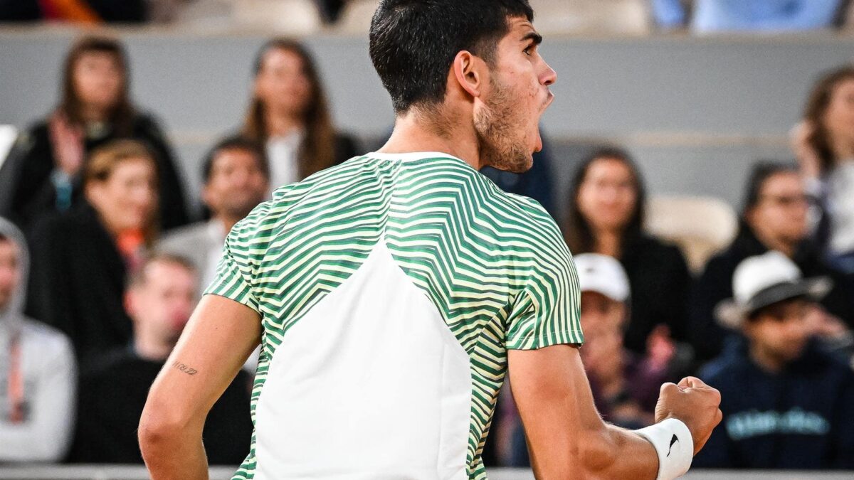 Carlos Alcaraz se deshace de Tsitsipas y se cita con Djokovic en semifinales de Roland Garros