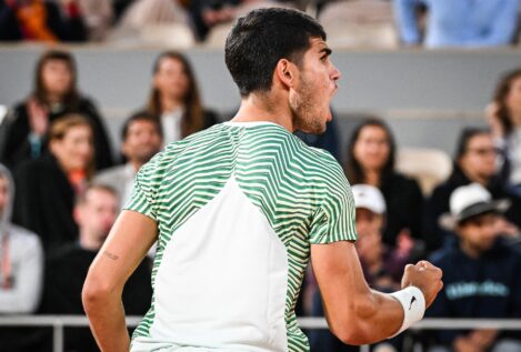 Carlos Alcaraz se deshace de Tsitsipas y se cita con Djokovic en semifinales de Roland Garros