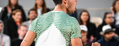 Carlos Alcaraz se deshace de Tsitsipas y se cita con Djokovic en semifinales de Roland Garros