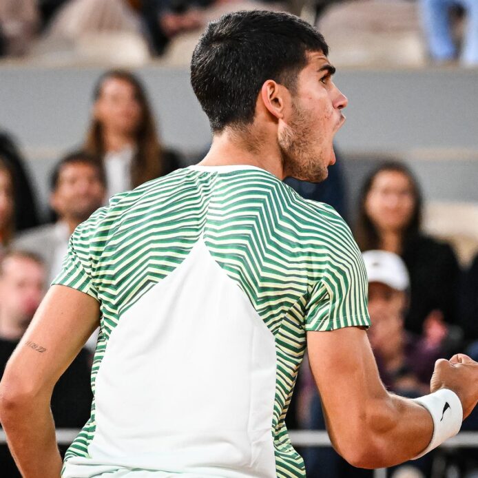 Carlos Alcaraz se deshace de Tsitsipas y se cita con Djokovic en semifinales de Roland Garros