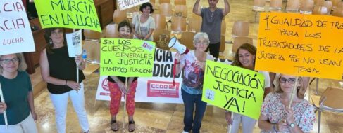 Los funcionarios de Justicia echan un pulso al Gobierno y se encierran en cinco sedes